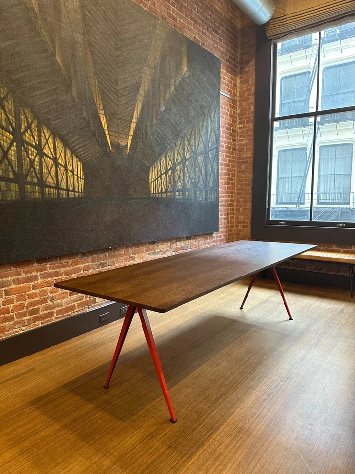 Mesa piramidal Design Within Reach 02 - Roble ahumado y acero con recubrimiento en polvo Foto 2 de 3