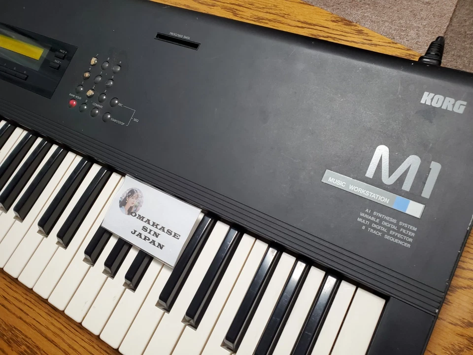 Korg M1 Music Workstation Synthesizer gebraucht neuer Akku guter Zustand Japan