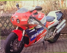 Motorrad Honda RVF750R RC45 bunt gepflegt Spezialausführung.