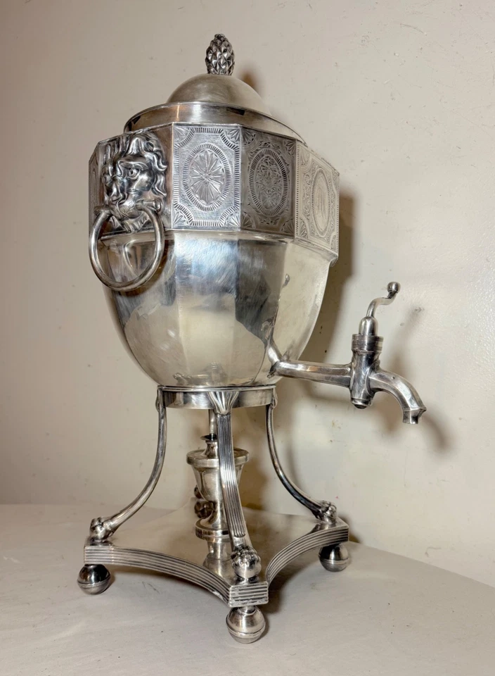 Antigua urna de agua caliente inglesa Sheffield Plateada Samovar con asas de león Foto 4 de 4