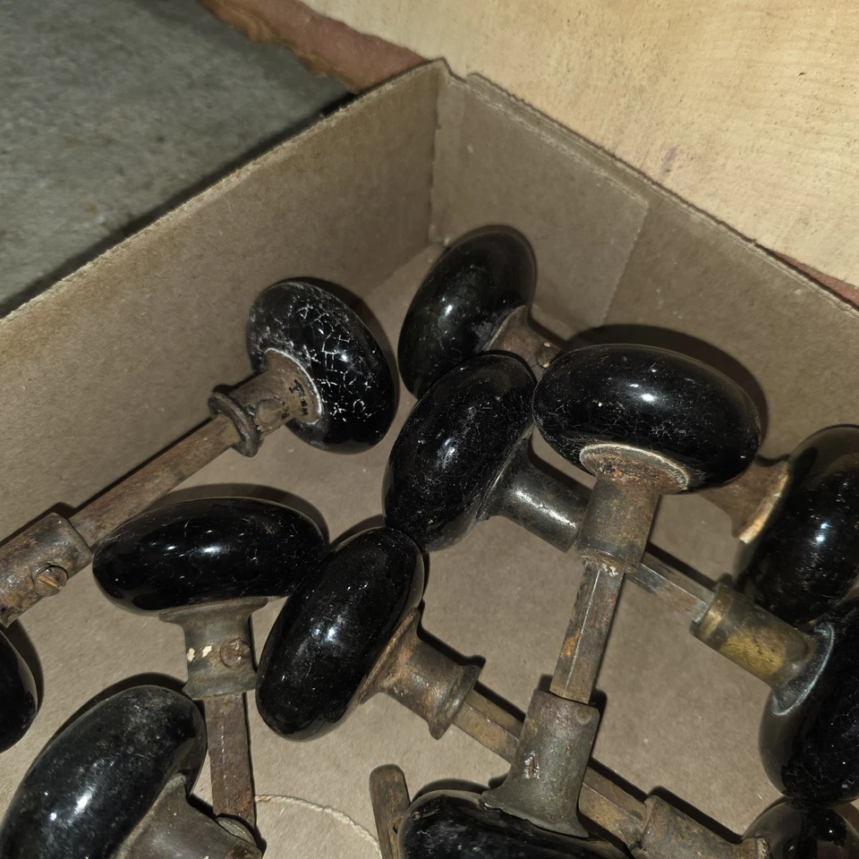 Antiguo lote de 84 perillas y husillos de puerta de metal latón porcelana negro mezcla Foto 3 de 4