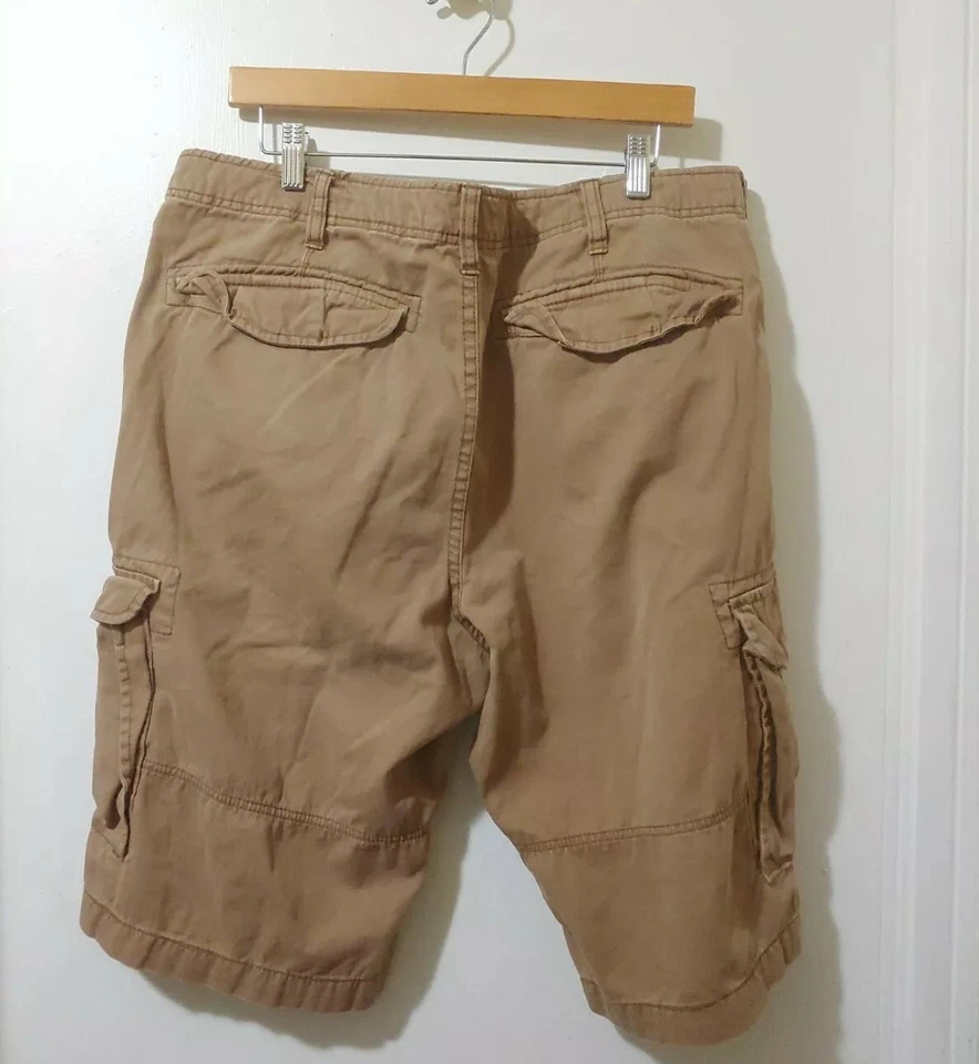 H&M L.O.G.G. Shorts masculino cargo cáqui 38 bolsos frontais planos marrom com zíper - Imagem 2 de 4