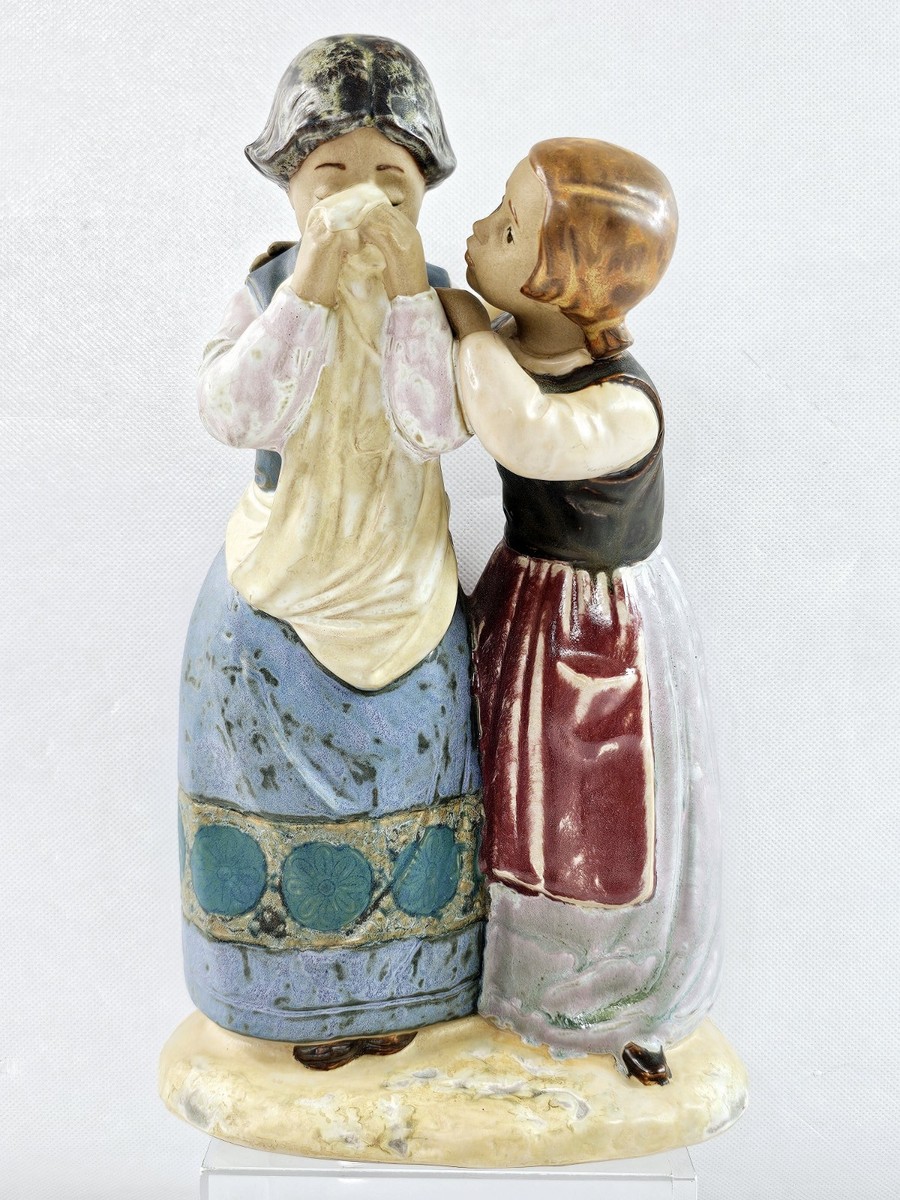 Lladro 1326 Comforting Her Friend Porcelain Figurine Gres Finish Lladro 1326 Comforting Her Friend Porcelain Figurine Gres Finish