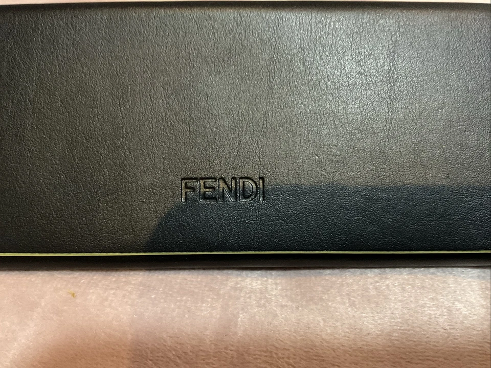 Estuche triangular para gafas Fendi, negro, amarillo y rosa Foto 2 de 4