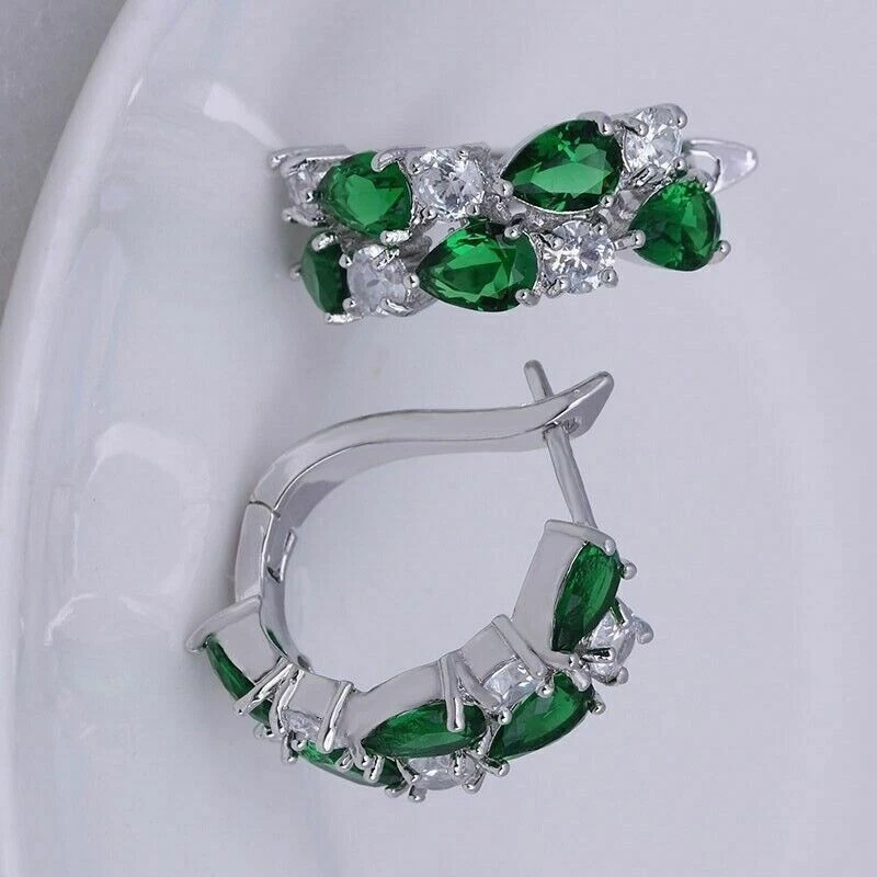 Pendientes halo de esmeralda simulada corte pera de 2 quilates para mujer enchapados en oro blanco de 14 quilates Foto 3 de 4