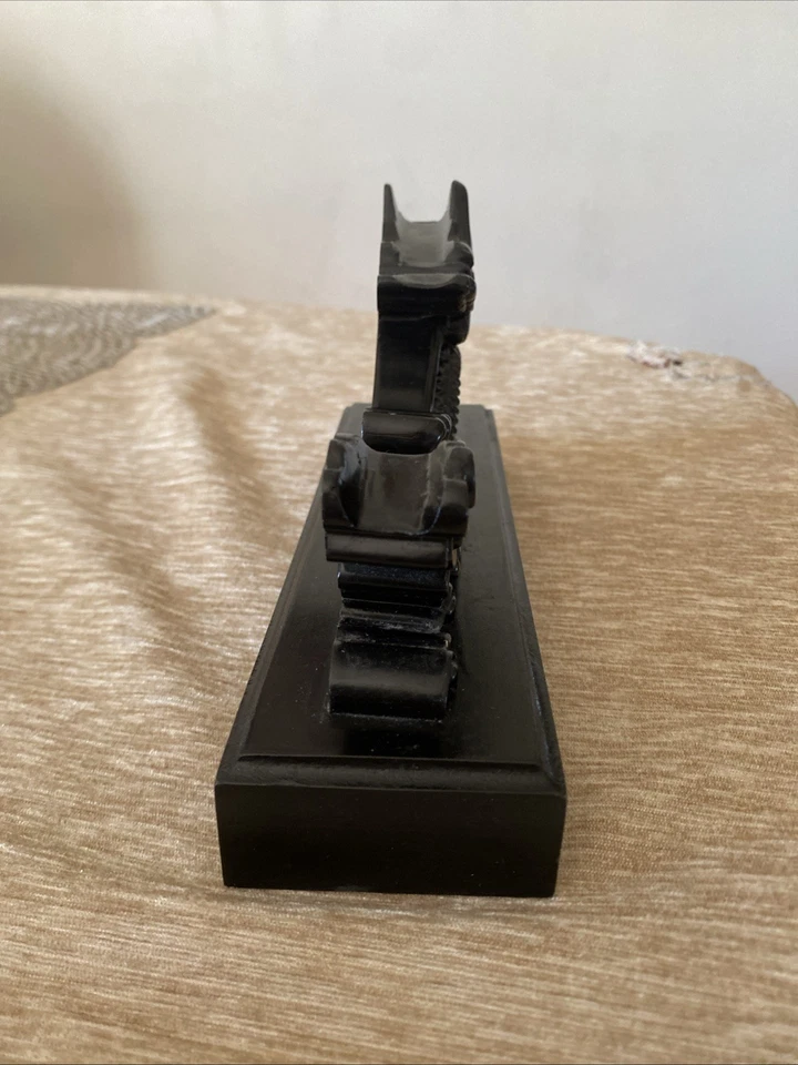 Una katana azul con una cara de monstruo impresa en ella extremadamente nítida y hermosa Foto 3 de 4