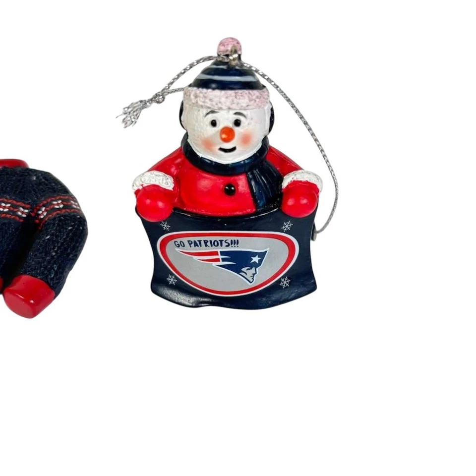 Conjunto de 2 New England Patriots Árbol de Navidad Adorno Muñeco de Nieve Suéter Equipo Logo Foto 2 de 4