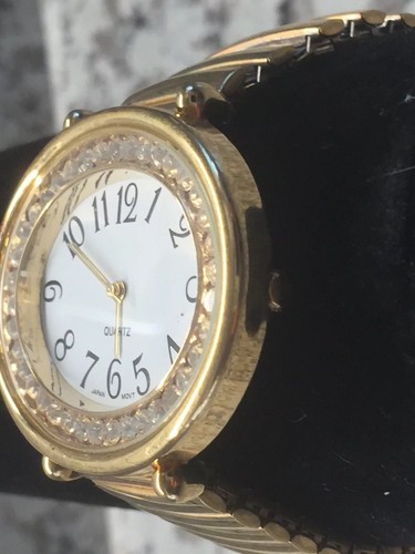 GORGEOUS AVON CLEAR STONES QUARTZ WOMEN'S WRIST WATCH SR626SW F23507 - GOLD  TONE | eBay