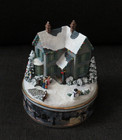 VINTAGE THOMAS KINKADE'S WARM HOLIDAY LIGHTS EVENING CAROLERS MUSIC BOX — photo 1