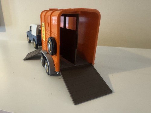 BRITAINS Farm LAND ROVER & Beaufort Double Horse Box Trailer 1:32 Scale & Figure - Picture 5 of 10