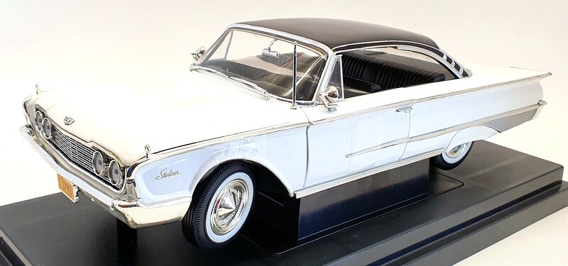 ERTL 1/18 Scale Model Car 36603 - 1960 Ford Starliner Happy