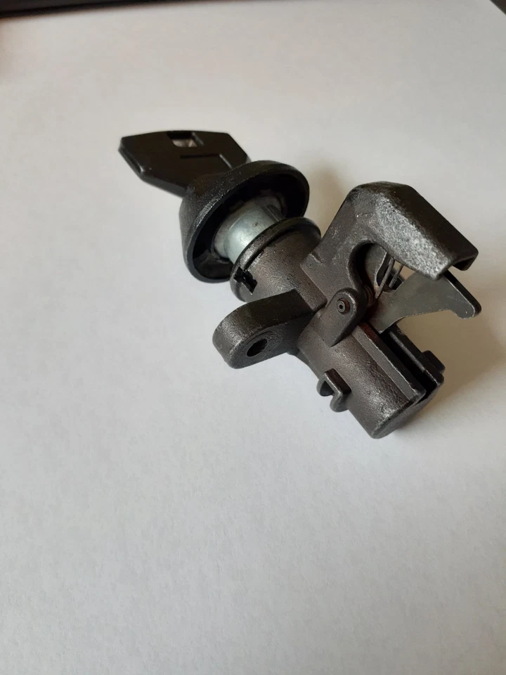 1981 to 1993 Dodge Ram Ram Charger glove box latch with key Foto 4 de 4