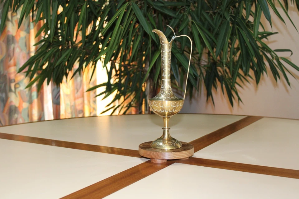 Vase en cuivre avec décors incrustés sur présentoir ciré. - Photo 1/1