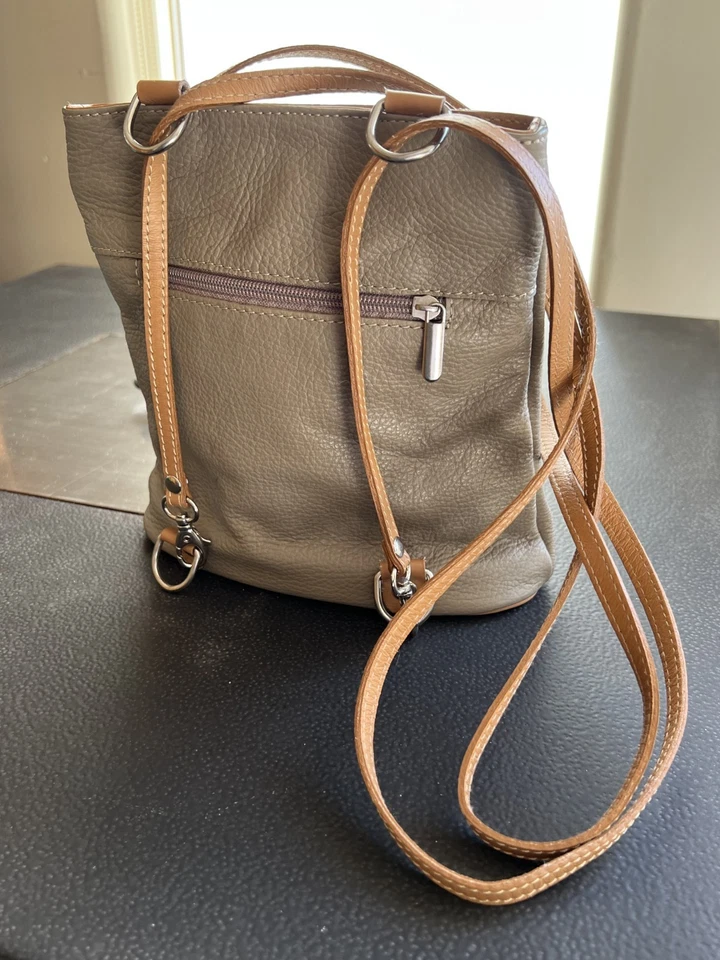 Bandolera Firenze de cuero italiano y se convierte en mochila topo y camello Foto 4 de 4