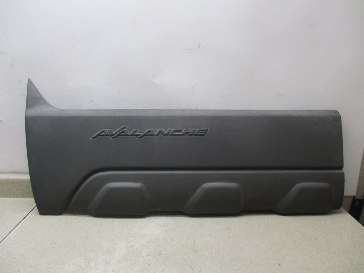 15199304 2002 to 2006 Chevy Avalanche Front Left Door Cladding