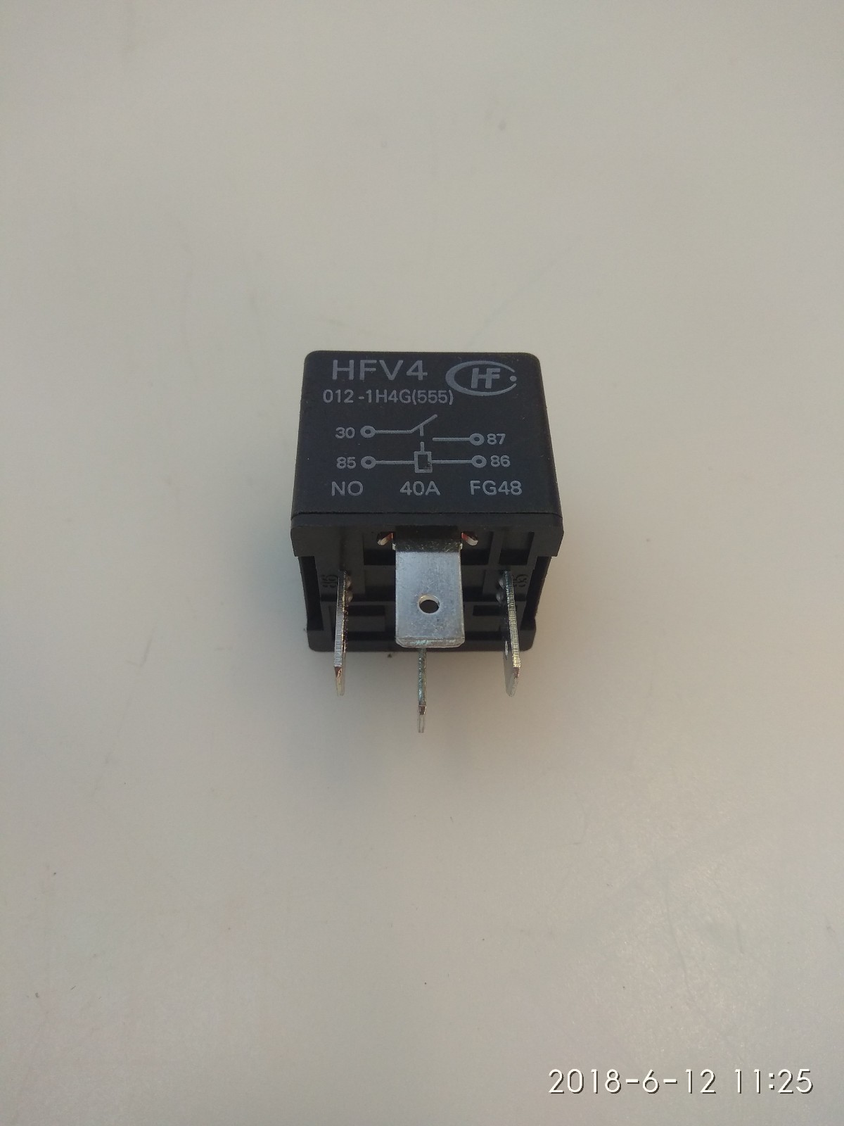 Lotto Di 38 Relè HFV4 012-1H4G(555) - 40A 4 Pin, Nuovi (Seconda Scelta O Senza Confezione)