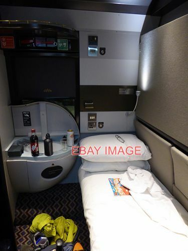 FOTO EINE GENERALÜBERHOLTE KABINE IM SCHLAFWAGENZUG 'NACHTRIVIERA' IM GEGENSATZ ZUR 'WAAGE - Bild 1 von 1