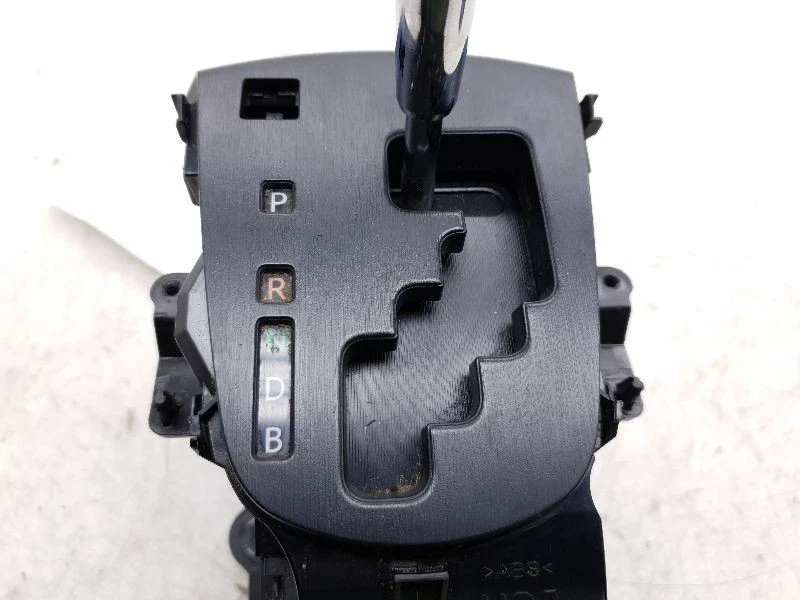 Toyota Prius C 2012 dos tracción delantera transmisión automática palanca de cambios conjunto  Foto 2 de 4