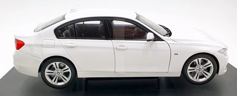 Welly 1/18 Scale Diecast 18043W - BMW 335i Saloon - White - Image 4 of 4