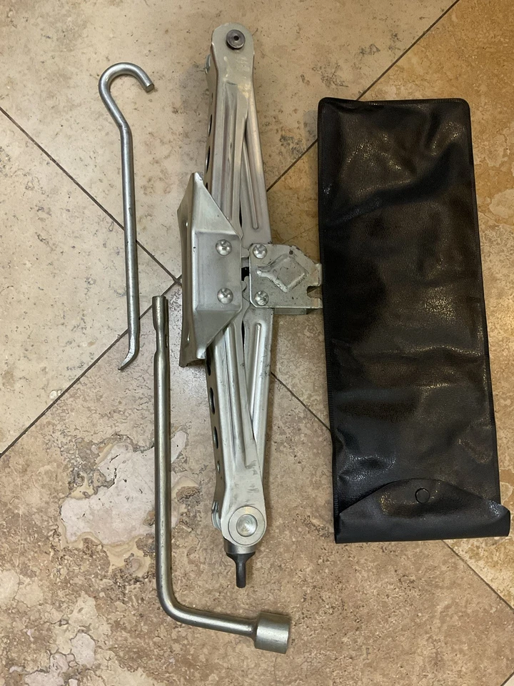 13-14-15-16-17-18-19-20 Nissan NV 200 gato de neumático y herramientas OEM Foto 2 de 4