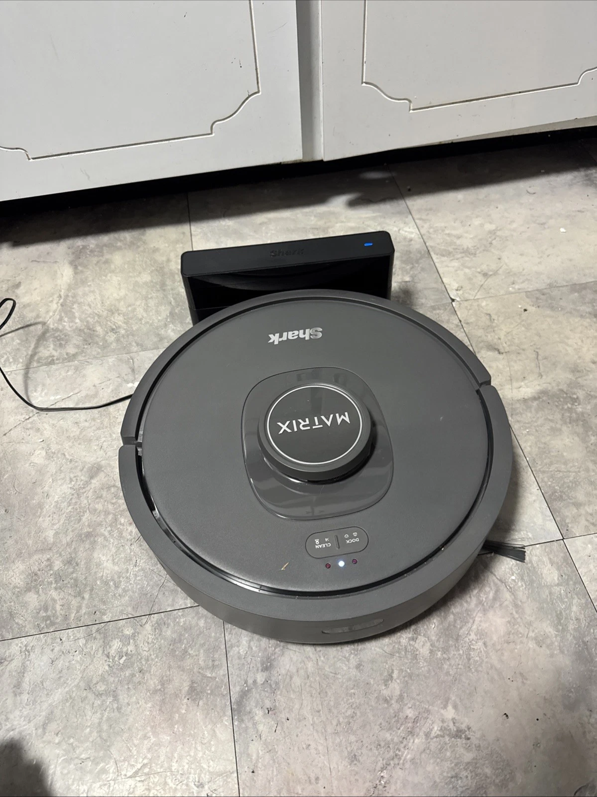 shark matrix robot vacuum Model RV230BDDUS X3 With Charge Station. Cleaned/Works