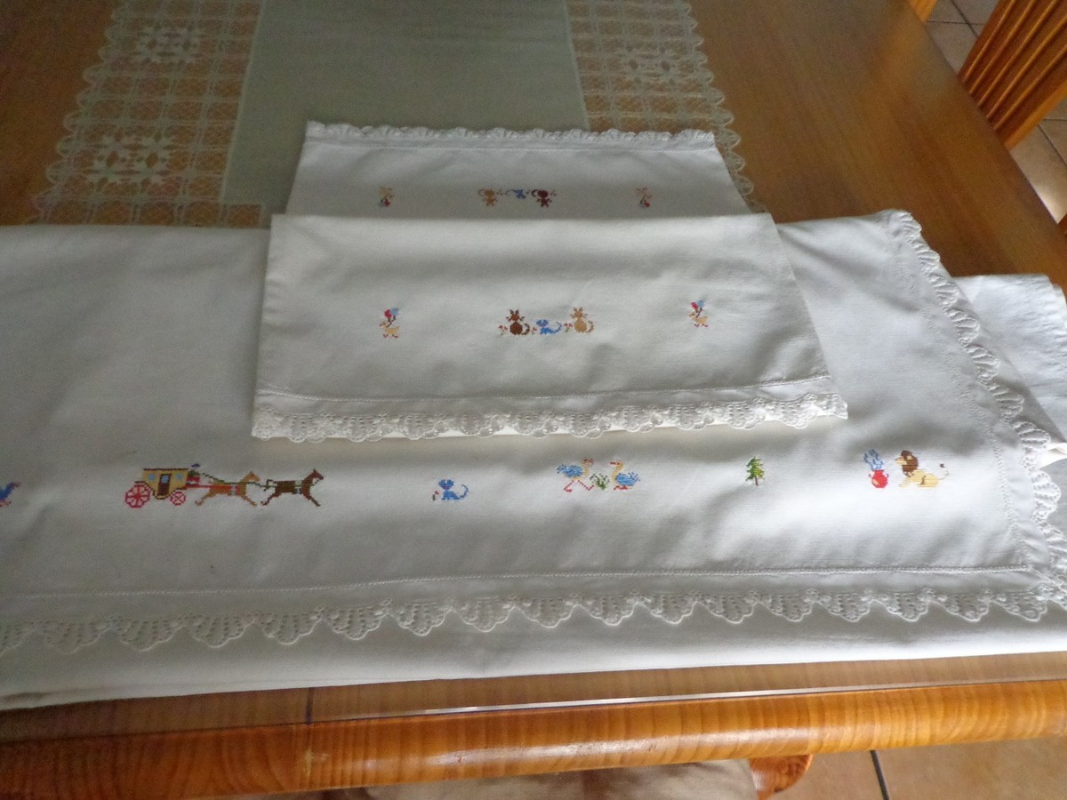 Ropa para cuna compuesto de a mano en punto de