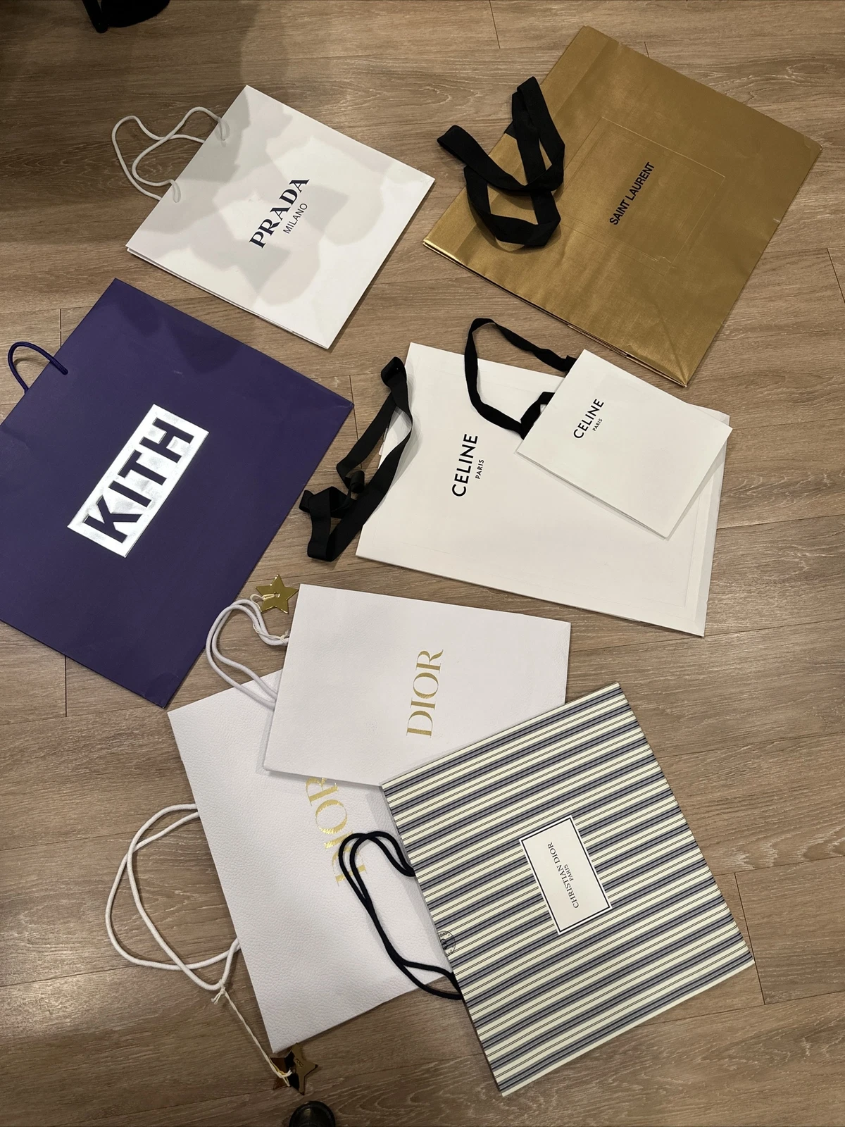 Lot de 8 sacs à provisions en papier designer   YSL, Christian Dior, Céline, Prada, Kith