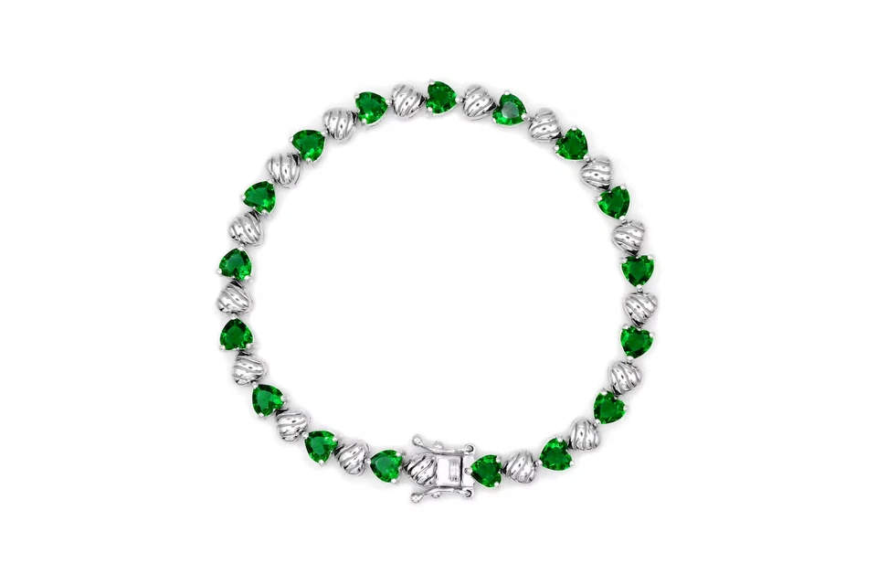 Brazalete de cadena ajustable esmeralda simulada corte corazón de 8 quilates chapado en oro blanco de 14 quilates Foto 3 de 4