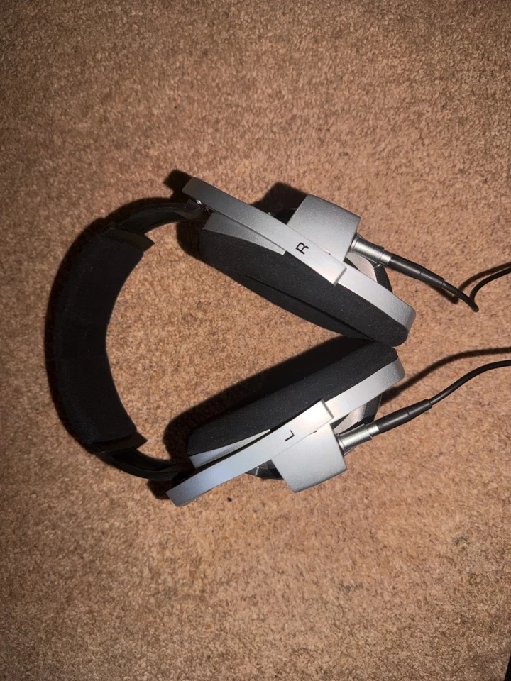 Sennheiser HD 800 Wired Over-Ear Headband Headphones 300 Ohm Silver/Black, photo 4 of 5