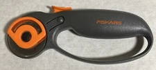 Fiskars Classic Loop 45mm Rotary Cutter w/ Contoured Handle & Blade Safety Lock