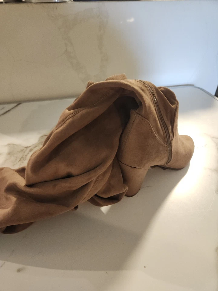 Botas hasta el muslo Breckelle’s Gina talla 6 beige topo gamuza con cordones sobre la rodilla Foto 4 de 4