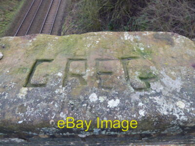 Foto 6x4 Graffiti in den roten Sandstein der Hencote Fußgängerbrücke geschnitzt Cr c2021