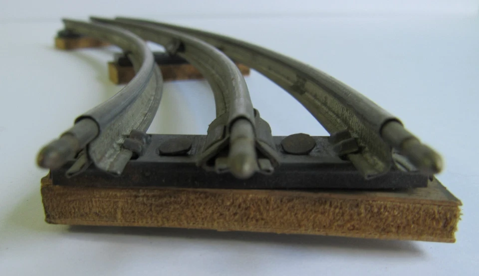 Lionel/MARX 0 or 027 Gauge Lot of 9 Curve Track Sections on Raised Ties - Image 2 of 4