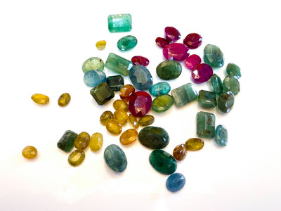 195 CARAT GEM LOT OF NATURAL RUBIES, EMERALDS, SAPPHIRES