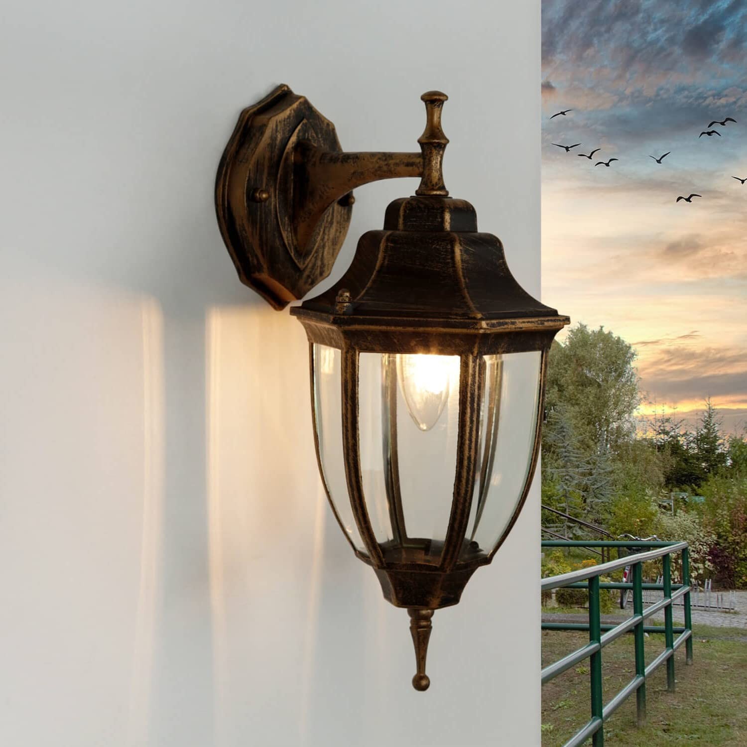 Lampe murale extérieure en verre pour prolonger vos dîners sur la terrasse de votre maison