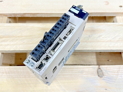 Yaskawa SGDV-1R6AE5A SERVOPACK Linearservo AC-Output 1.6A / 200W; 3-ph 200V