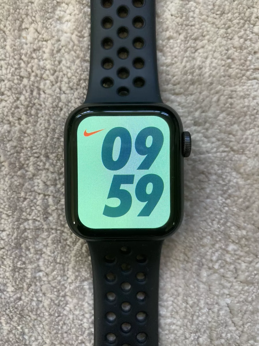 Apple Watch Nike SE GPS, 40mm Space Gray Aluminum Case/Anthracite