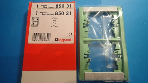 Plaque Double LEGRAND SAGANE 85031 SILEX - Couleur Vert Céladon, Verticale, Neuve