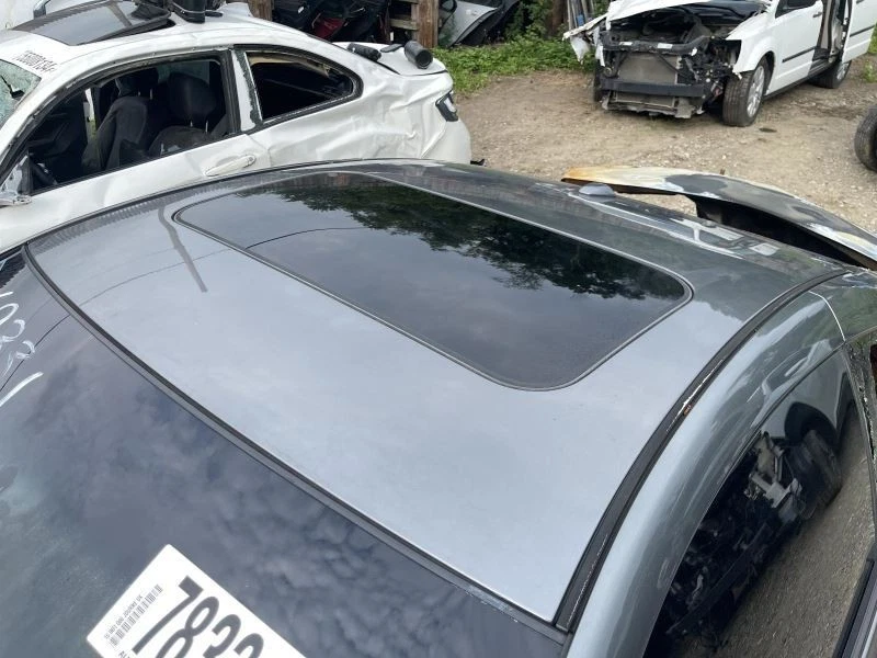 Infiniti Q60 2014-2015 techo con techo corredizo gris PC: KAD 3,7 L tracción trasera 114 k Limited 55950 Foto 2 de 4