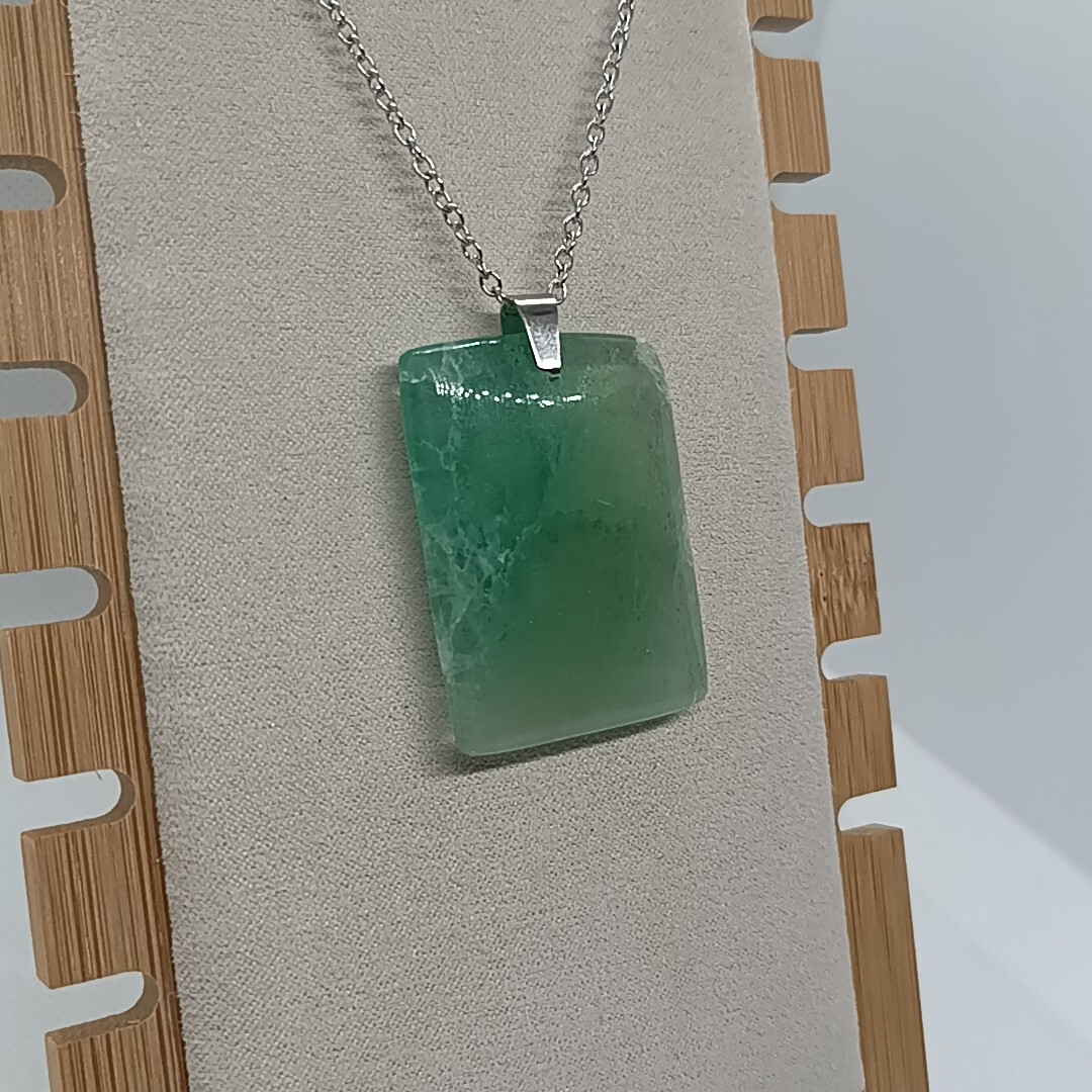 Pendentif en fluorite verte naturelle taillée en rectangle de qualité gemme