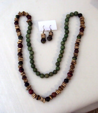 VINTAGE 36" WOODEN SHAPED EARTH TONES NECKLACE  PIERCED EARRINGS SET