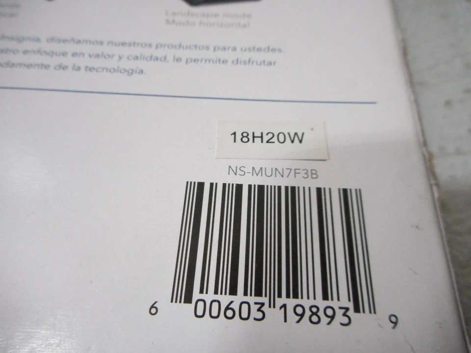 Insignia - FlexView Folio Case for Most 7" Tablets - Black NS-MUN7F3B - Image 2 of 2