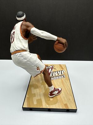 NBA Cavaliers フィギュア　レブロン&カイリー Amazon.com: McFarlane Toys NBA Series 31 Lebron James Cleveland