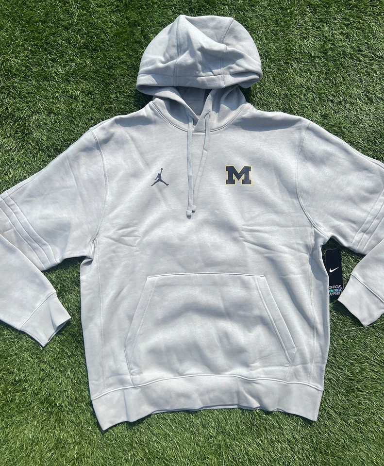 Hombre Talla Grande | Sudadera con Capucha Gris Marca Jordan Michigan Wolverines Club Foto 3 de 4