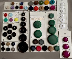La Mode New Vtg 60s Lot Of 63 Multicolored Plastic Buttons On 7 Salesmen Cards