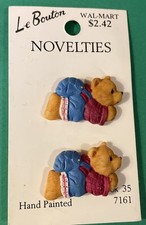 (2) Le BOUTON NOVELTIES 1 1/4” OVERALLS BEAR PLASTIC SHANK BUTTONS NOS-Z312