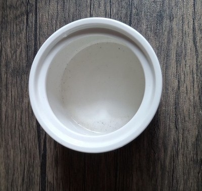 Weiße Keramik Milchkännchen und Zuckerdose mit Kreuzstich Stil Herz Muster