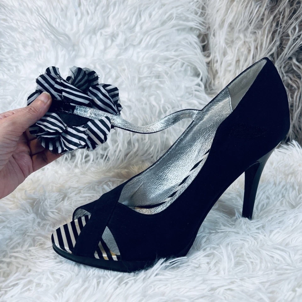Beverly Feldman 9.5 Negro/Blanco Rayas Seda Flor Acento Peep Toe Tacones Altos Foto 2 de 4