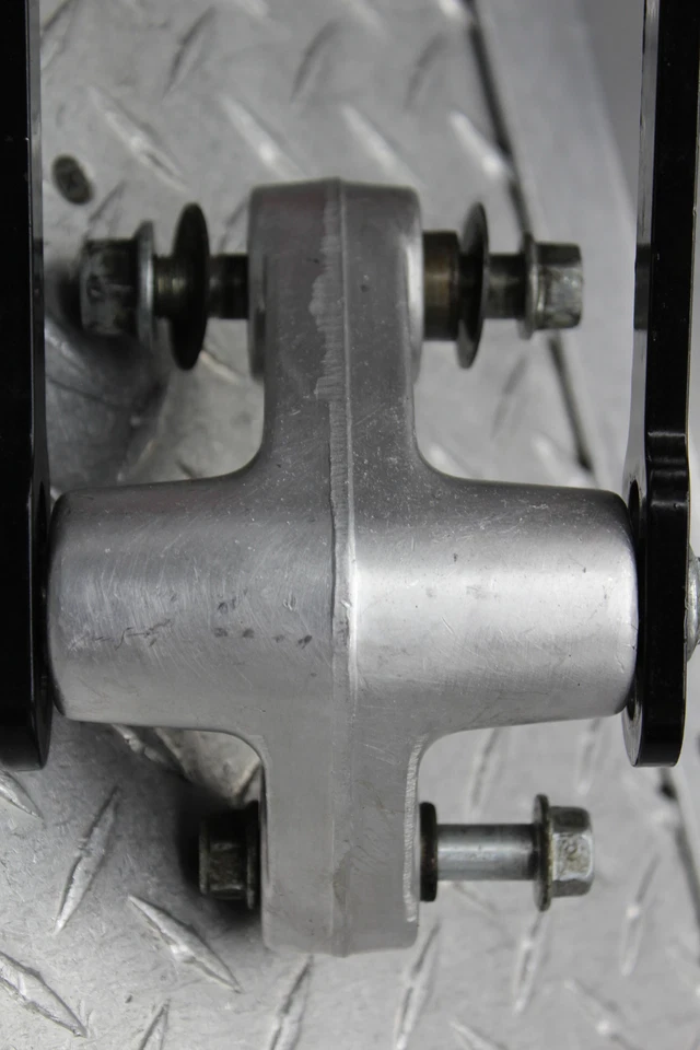 2003 SUZUKI HAYABUSA GSX1300R ЗАДНИЙ DOGBONE АМОРТИЗИРУЮЩЕЕ ЗВЕНО 62600-24810 - Изображение 2 из 4