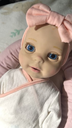 Bambola interattiva neonato Luvabella di Spin Master vedi video - Foto 2 di 18